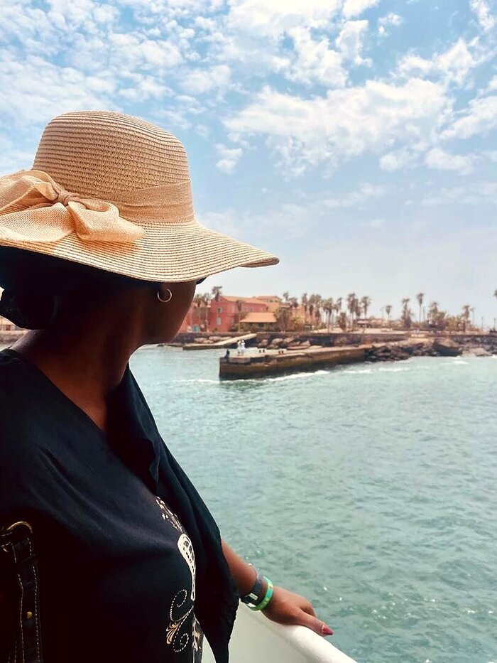 Embarcation gardant le cap vers le port