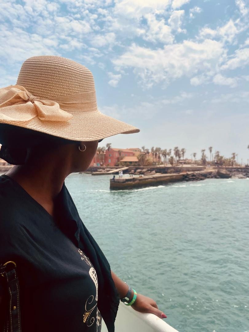 Embarcation gardant le cap vers le port
